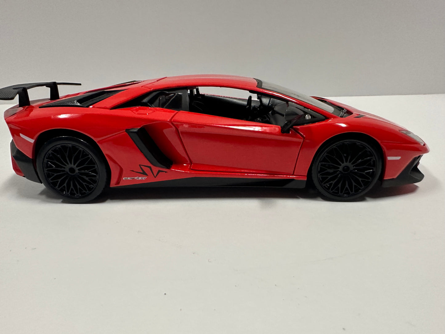 Bburago 1:24 Lamborghini Aventador LP750-4 SV Diecast Car