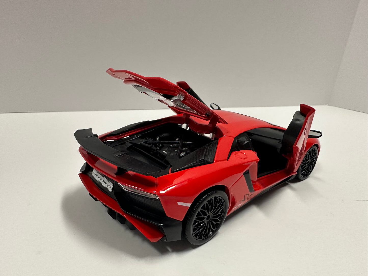 Bburago 1:24 Lamborghini Aventador LP750-4 SV Diecast Car