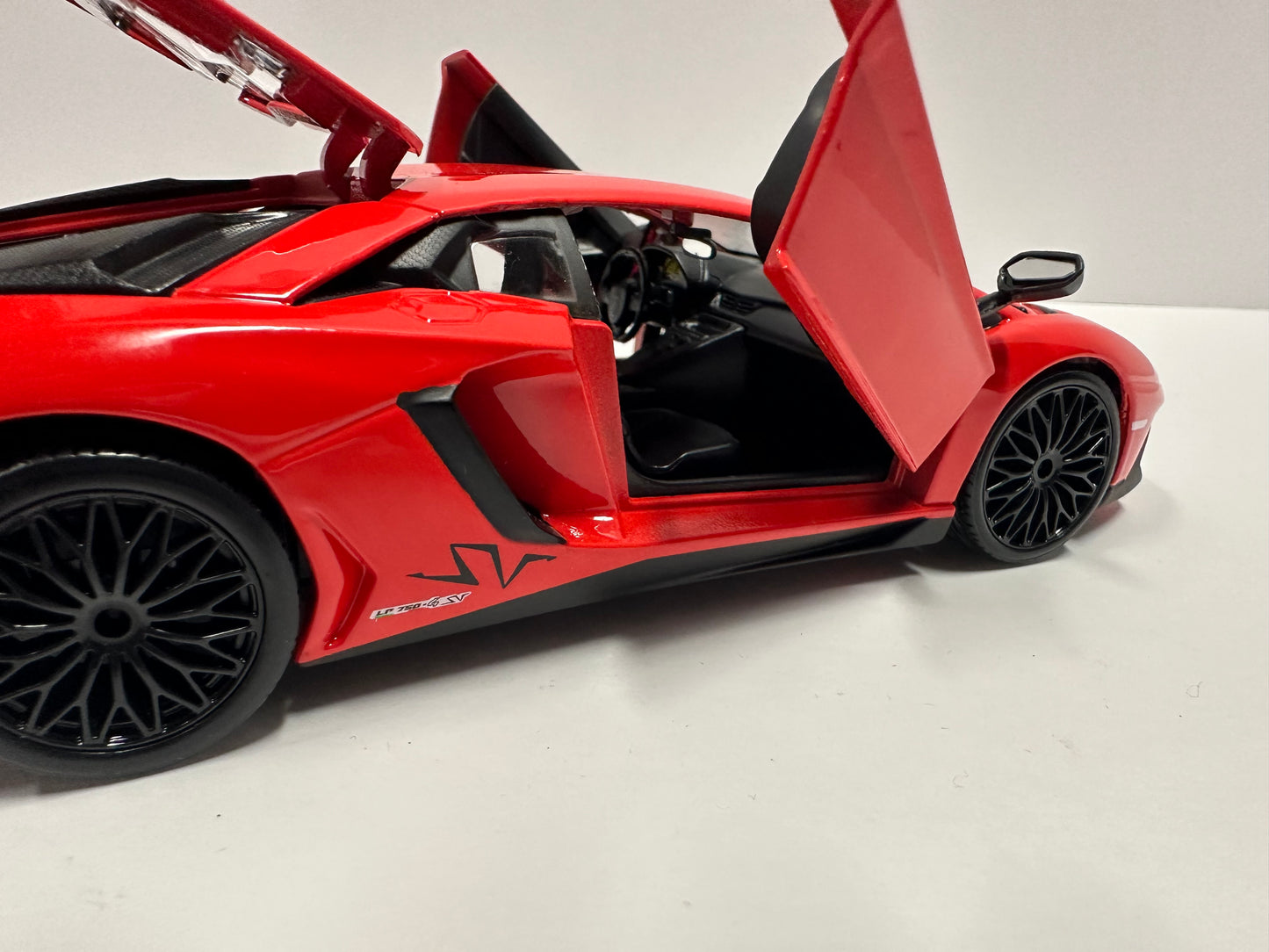 Bburago 1:24 Lamborghini Aventador LP750-4 SV Diecast Car