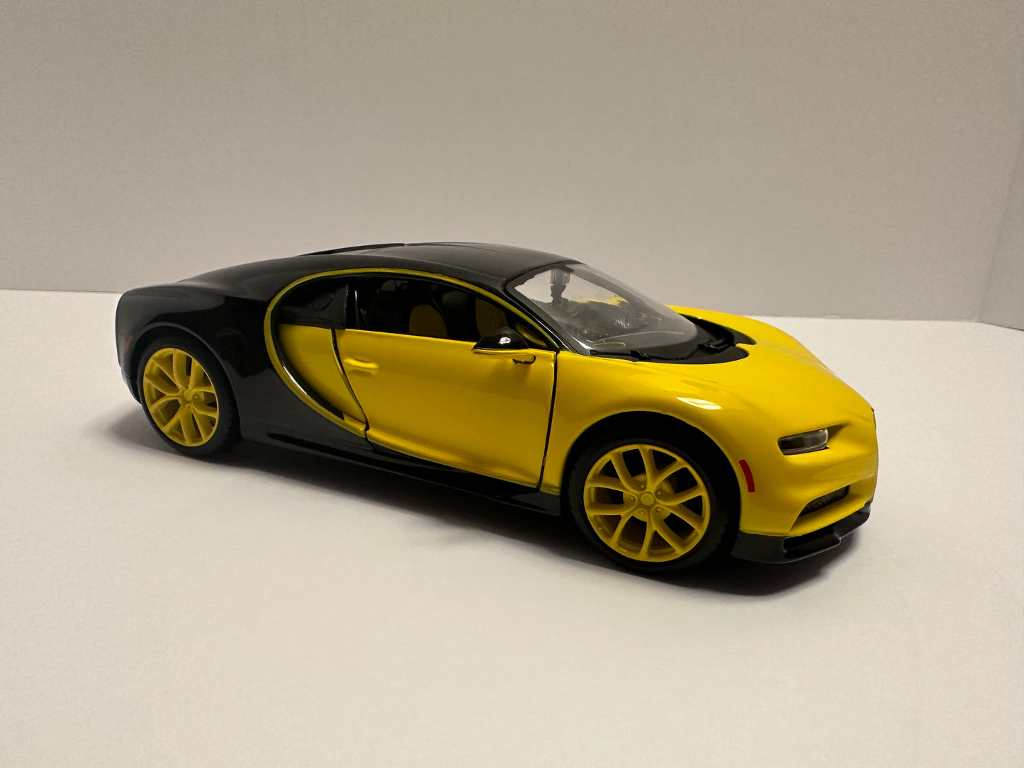 Maisto 1:24 Bugatti Chiron Supercar Alloy Car Diecasts