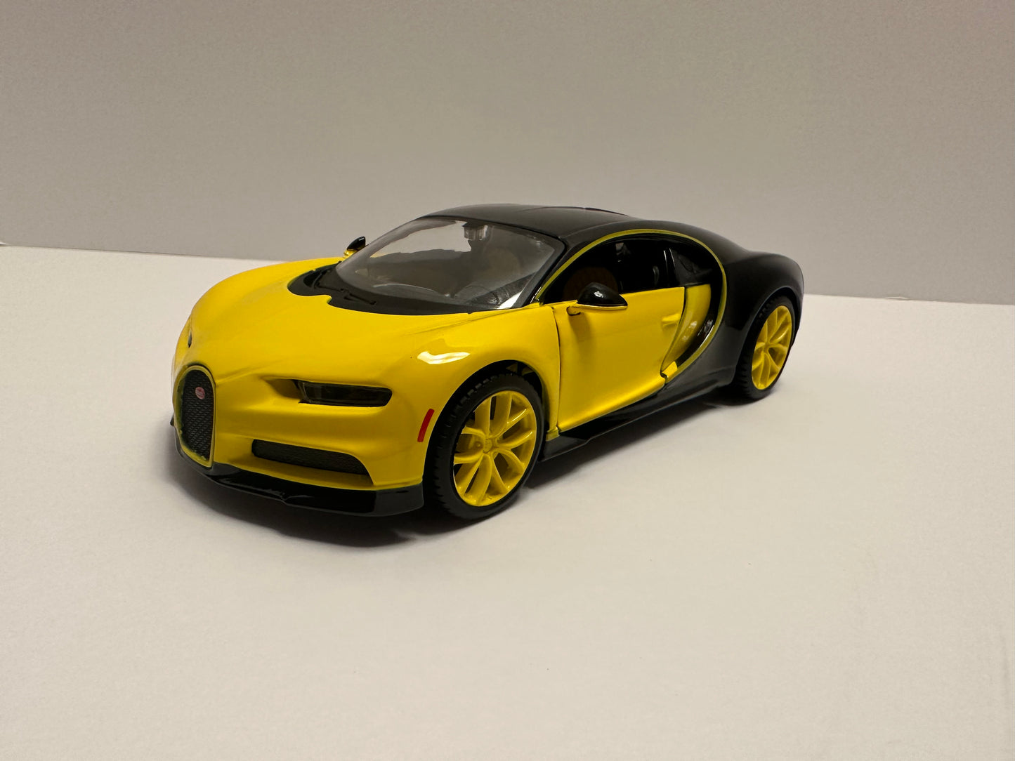 Maisto 1:24 Bugatti Chiron Supercar Alloy Car Diecasts